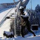 I 1984 ble statuen "Skiglede" reist i foran hoppbakken i Holmenkollen. Statuen viser Kong Olav på tur med hunden sin, Troll. Foto: Lise Åserud / NTB.
